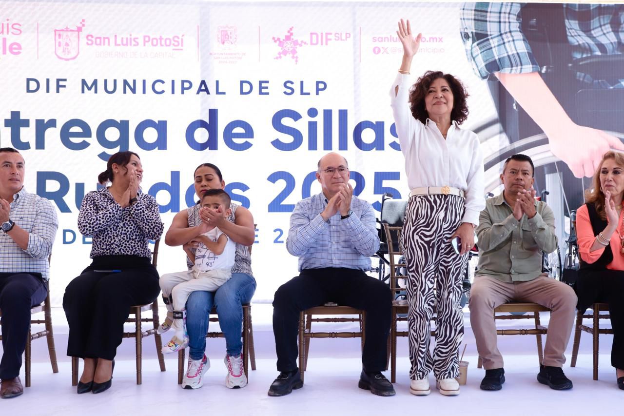 Alcalde Galindo y Presidenta del DIF, Estela Arriaga, entregan sillas de ruedas y apoyos a personas con discapacidad