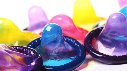 Un condón que cambia de color al detectar ITS: la nueva apuesta por la seguridad sexual