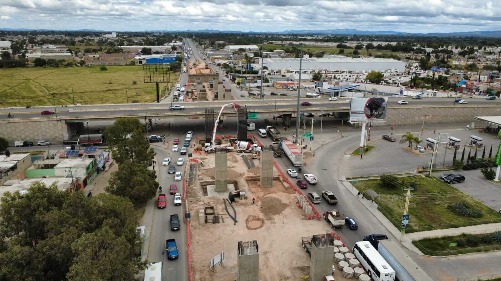 Avanza a buen ritmo proyecto de mega puente en circuito potosí