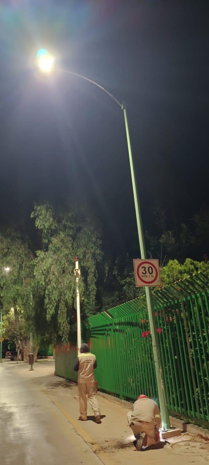 Reparan luminarias parpadeantes en calle Dr. Carlos Canseco