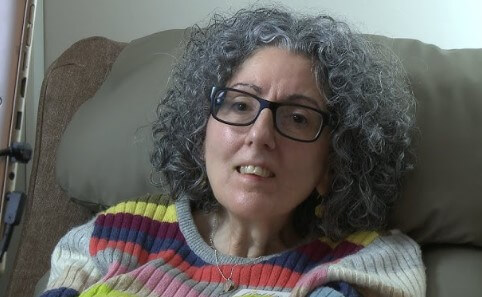 La IA devuelve la voz a una artista que llevaba 25 años sin hablar