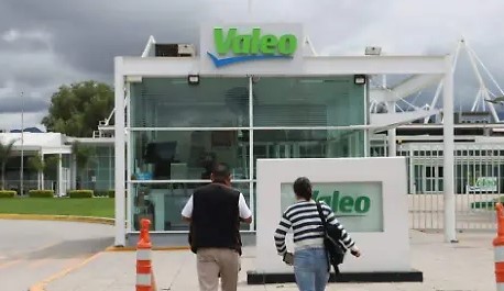 SAT exonera a Valeo de adeudo millonario; ex empleados no se rinden