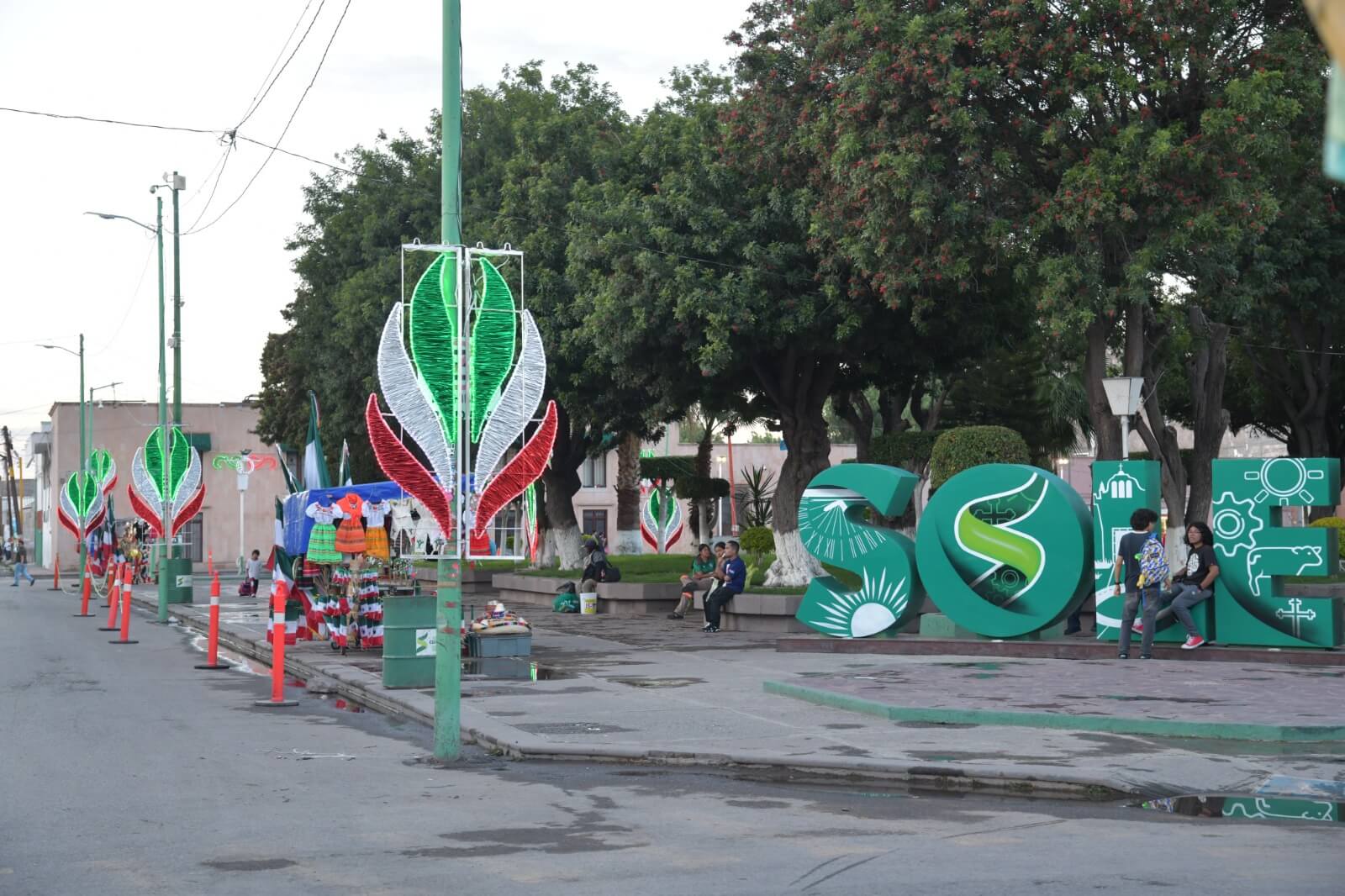 Soledad se ilumina de tricolores con decoración alusiva al mes patrio