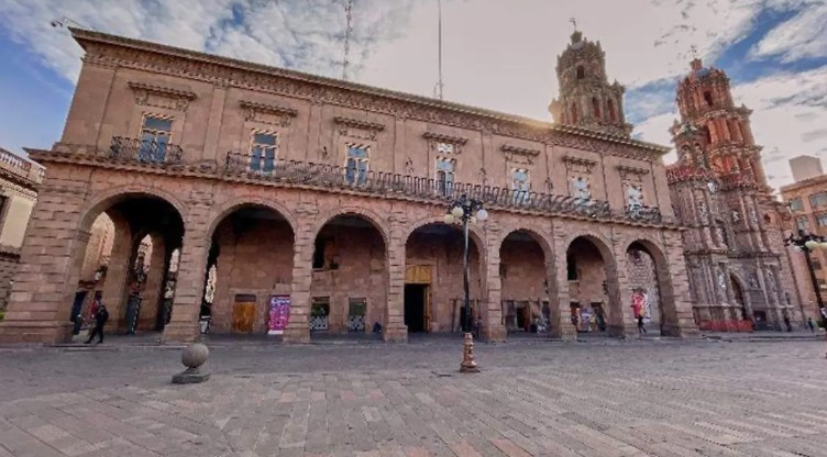 Preparan rehabilitación del Palacio Municipal por inclinación en su estructura