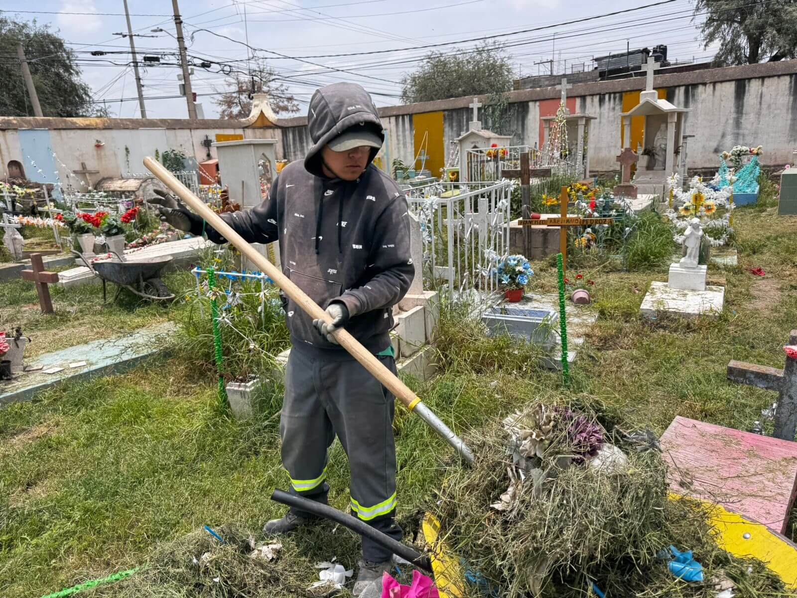 Alistan panteones de Villa de Pozos para Día de Muertos