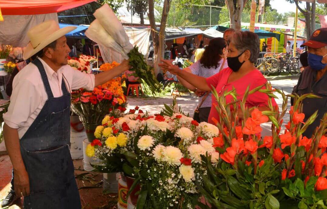 Comienza trámite de permisos para comercios en panteones de soledad en festividades de día de muertos