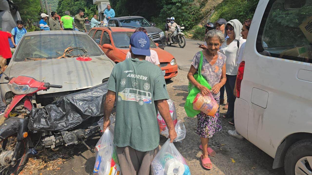 Continúa la entrega de apoyos directos a familias afectadas en la huasteca