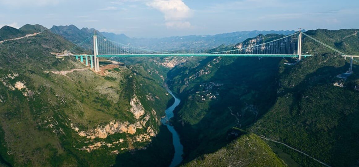 China rompe récord mundial con el puente más alto del planeta