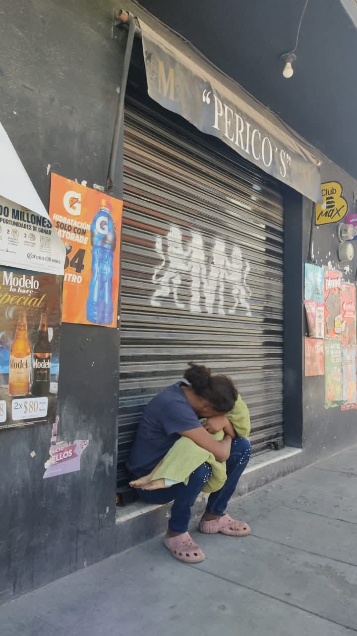 Conductores y repartidores se unen para despedir al pequeño de la cobija amarilla