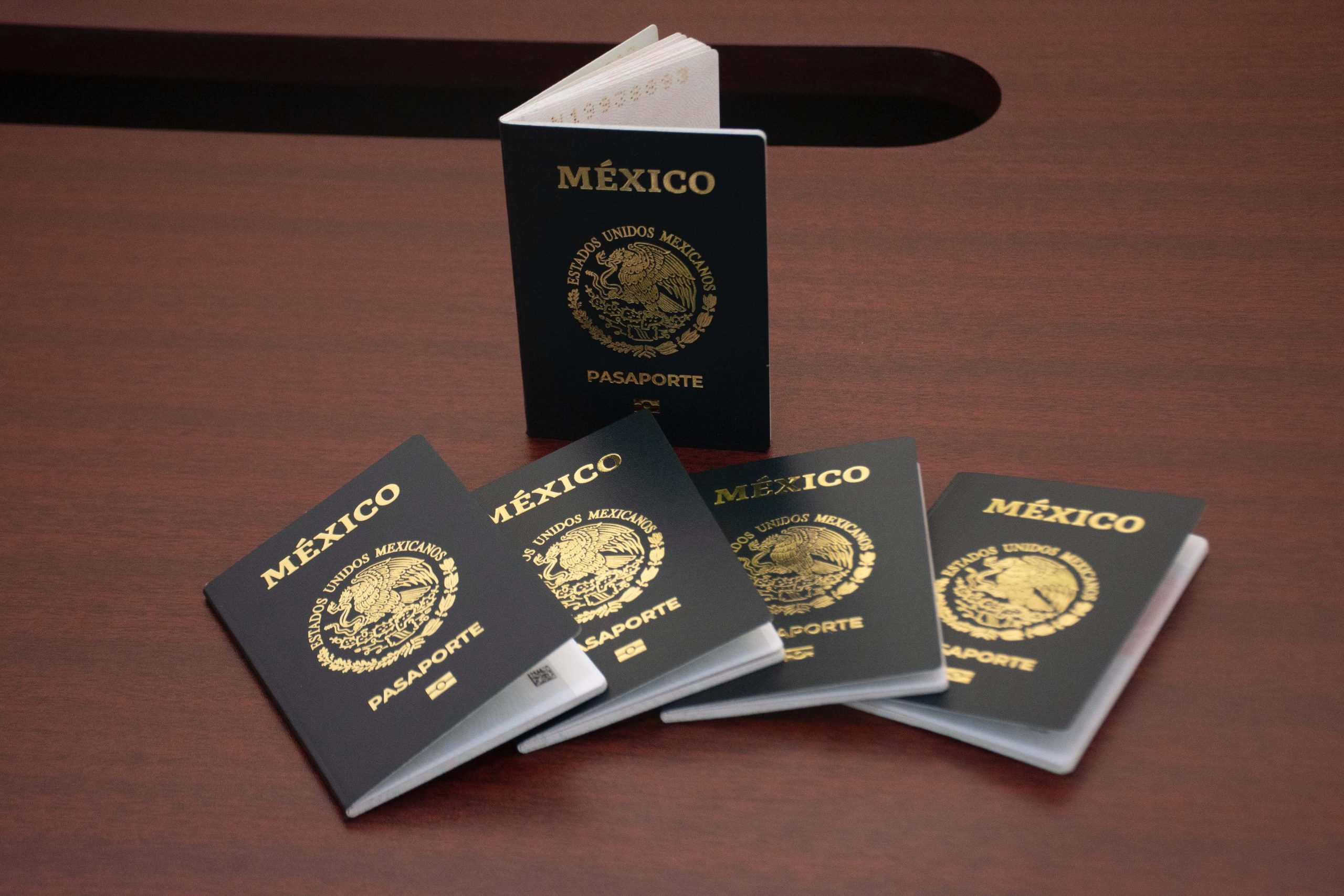 En tiempo récord y con orden, oficina de enlace de la SRE en Soledad entrega pasaportes a la ciudadanía