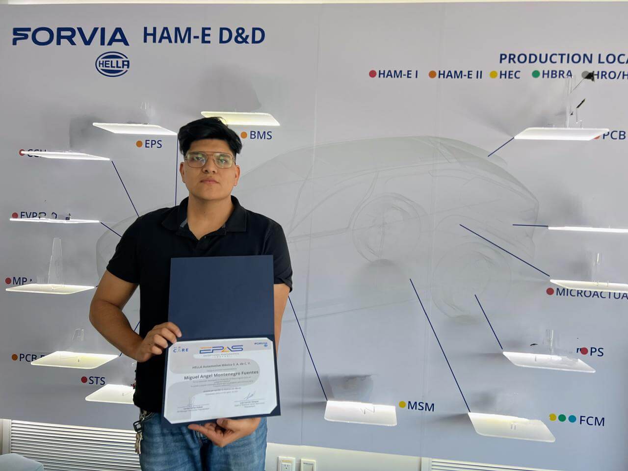 Egresado de Ingeniería de la UASLP recibe premio internacional por innovación en sistemas automotrices