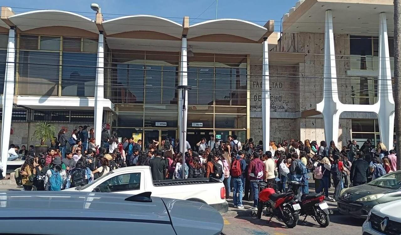 Estudiantes de la UASLP protestan tras denuncia por presunto abuso sexual en la Facultad de Derecho
