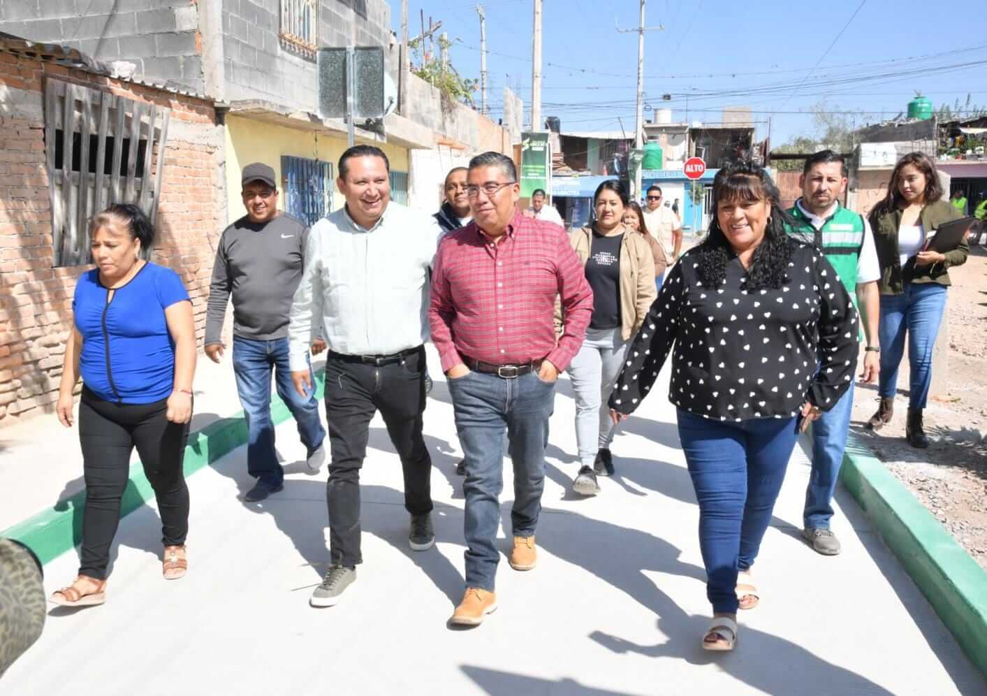 Juan Manuel Navarro entrega calle pavimentada en la colonia Cruz de Rivera, transformando la vida de las familias