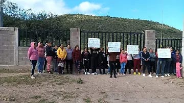 Padres toman telesecundaria en Jamay: exigen maestros para sus hijos
