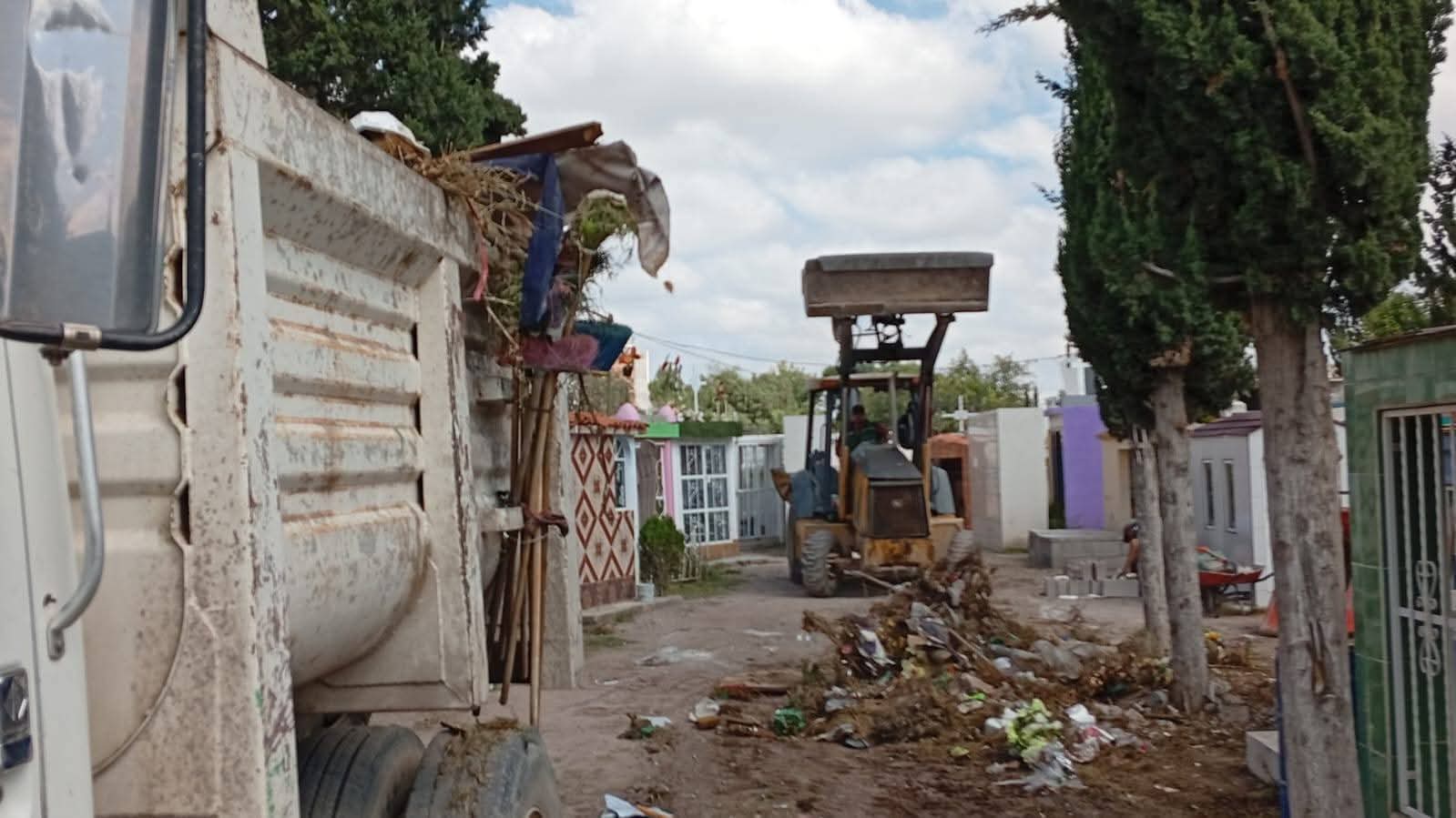 Refuerza Villa de Pozos operativo de limpieza en panteones y espacios públicos por día de muertos