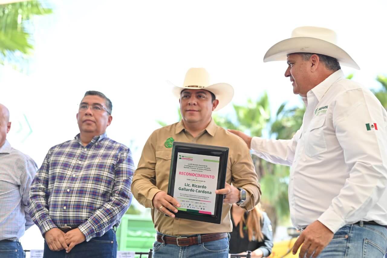 Ricardo Gallardo refuerza apoyo a ganaderos y agricultores con entrega de equipamiento