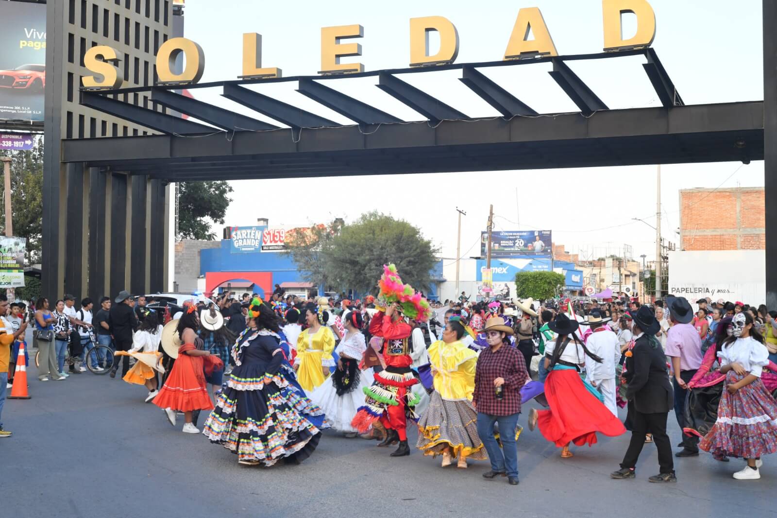 Soledad vive el Xantolo con multitudinario desfile: comparsas, música y convivencia social