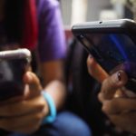 ¿Sin celulares, más conectados? Escuela en Kentucky experimenta aumento en lectura y convivencia
