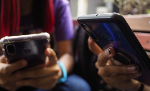 ¿Sin celulares, más conectados? Escuela en Kentucky experimenta aumento en lectura y convivencia
