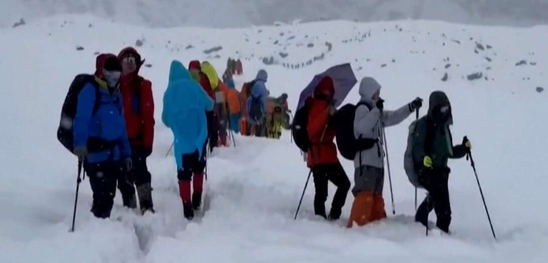 Tormenta de nieve en el Everest deja al menos un muerto y cientos de escaladores atrapados