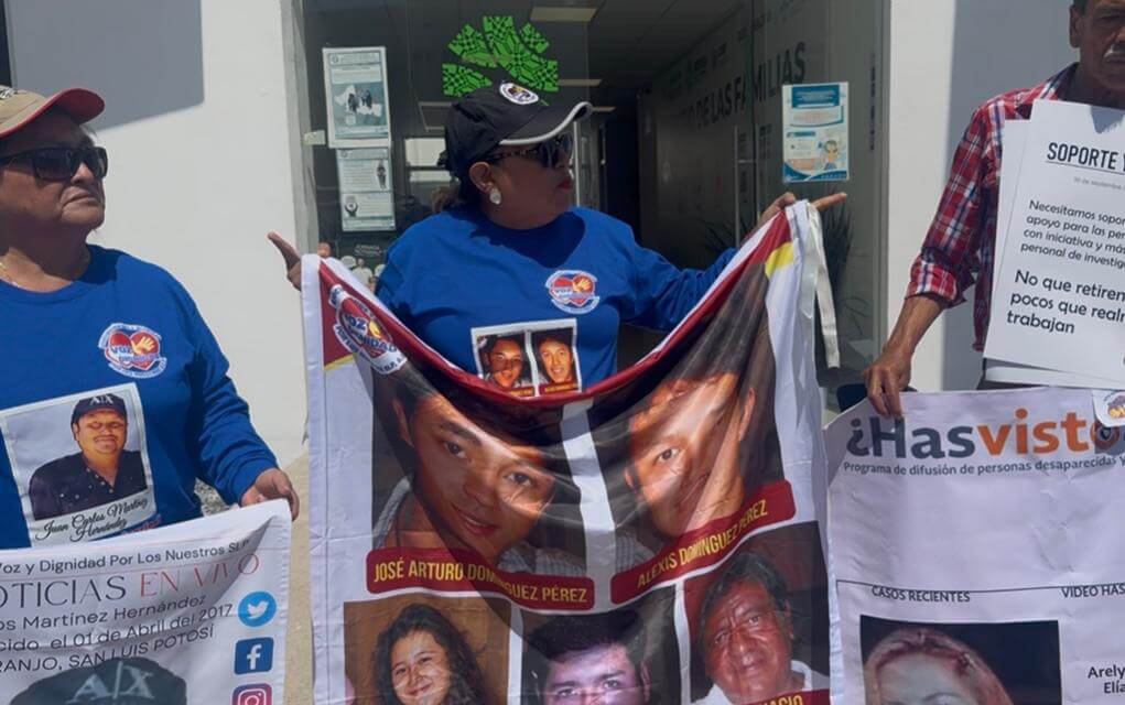 Madres buscadoras toman Comisión de Búsqueda en SLP; Gobierno estatal niega debilitamiento