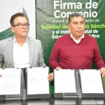 Alcalde Juan Manuel Navarro firma convenio con IEEA para erradicar el rezago educativo