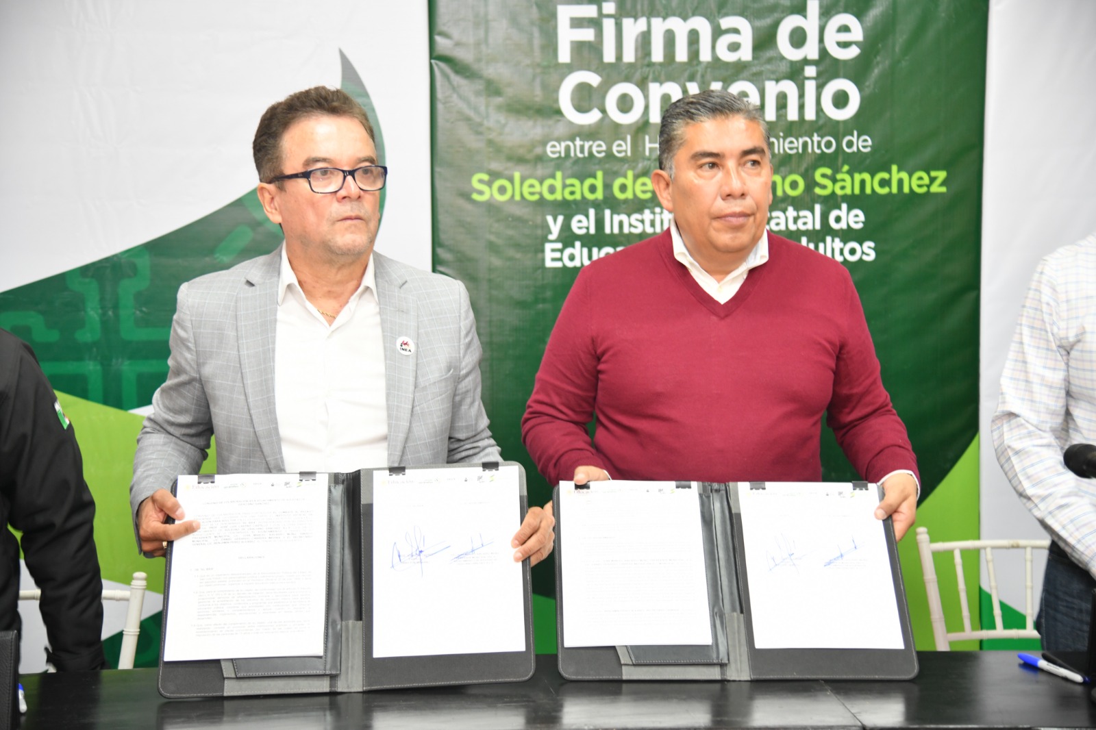 Alcalde Juan Manuel Navarro firma convenio con IEEA para erradicar el rezago educativo