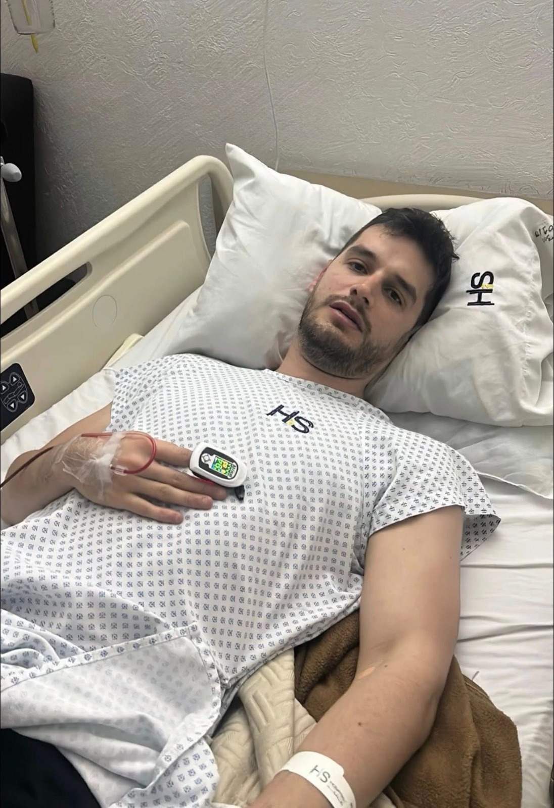 Adrián Marcelo “se mide”… pero el internet no: foto en hospital de SLP desata diagnósticos de sus fans