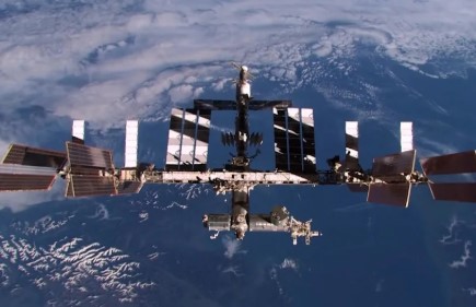 Joven alemán diseña proyecto para limpiar basura espacial con satélites y sondas robóticas