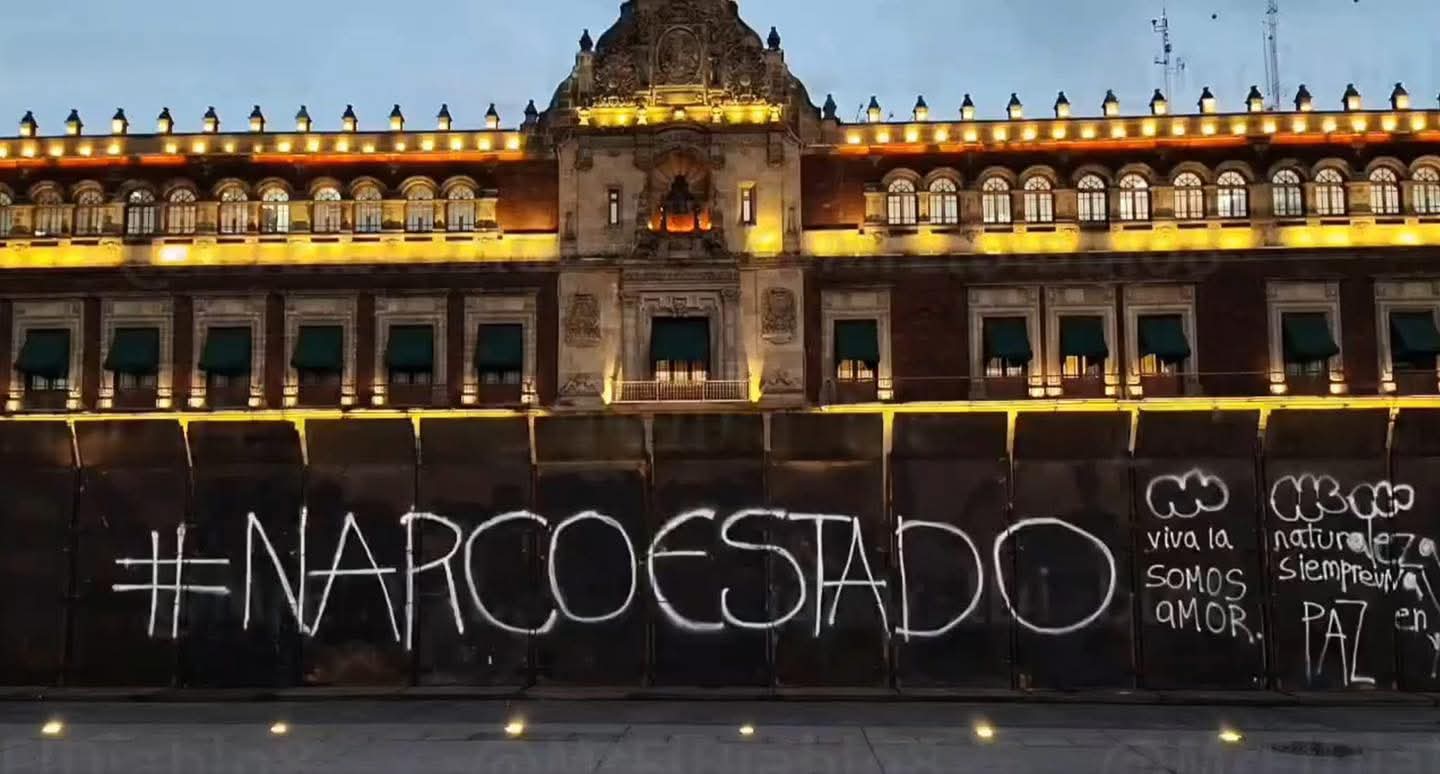 “Muro del Bienestar” repintado: jóvenes de la Generación Z devuelven las consignas borradas en el Zócalo