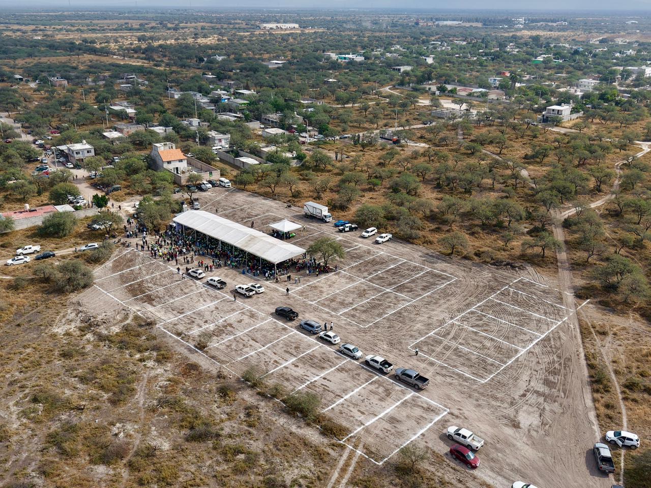 Ricardo Gallardo entrega terrenos y escrituras a familias de la región media