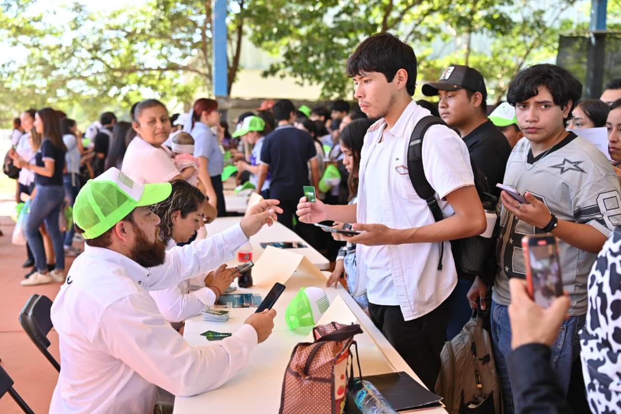 Ricardo Gallardo garantiza transporte gratuito para estudiantes vallenses