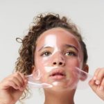 Shay Mitchell lanza una línea de skincare para niños y desata un intenso debate sobre belleza y niñez