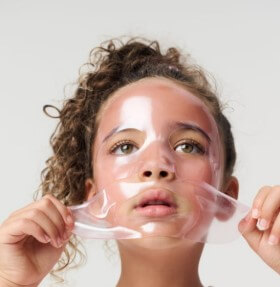 Shay Mitchell lanza una línea de skincare para niños y desata un intenso debate sobre belleza y niñez