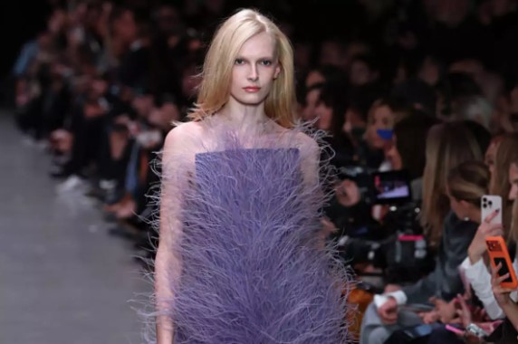 Stella McCartney presenta en París la primera alternativa ética a las plumas en la moda