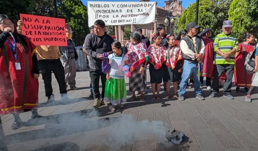 “No pedimos privilegios, pedimos justicia”: comunidades indígenas resisten frente al Palacio Municipal de SLP