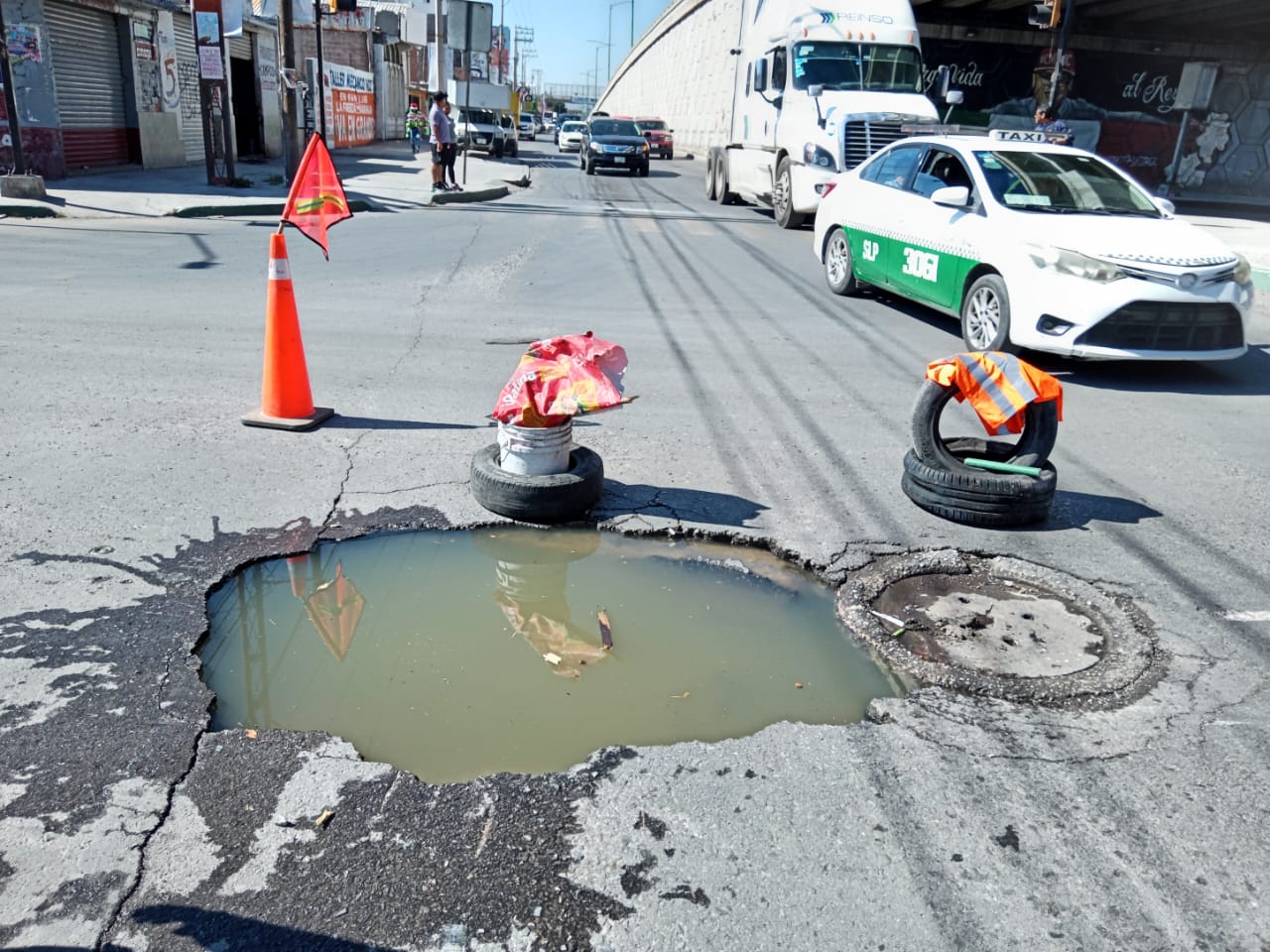 Ayuntamiento de Soledad inicia trabajos de reparación de fuga de drenaje en Av. José de Galvez