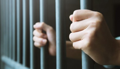 Condenan en Kuwait a empleado que cobró 10 años de salario sin trabajar