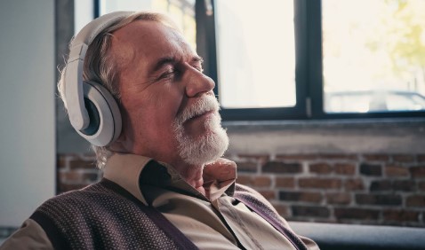 Escuchar música podría reducir hasta 40% el riesgo de demencia, revela estudio