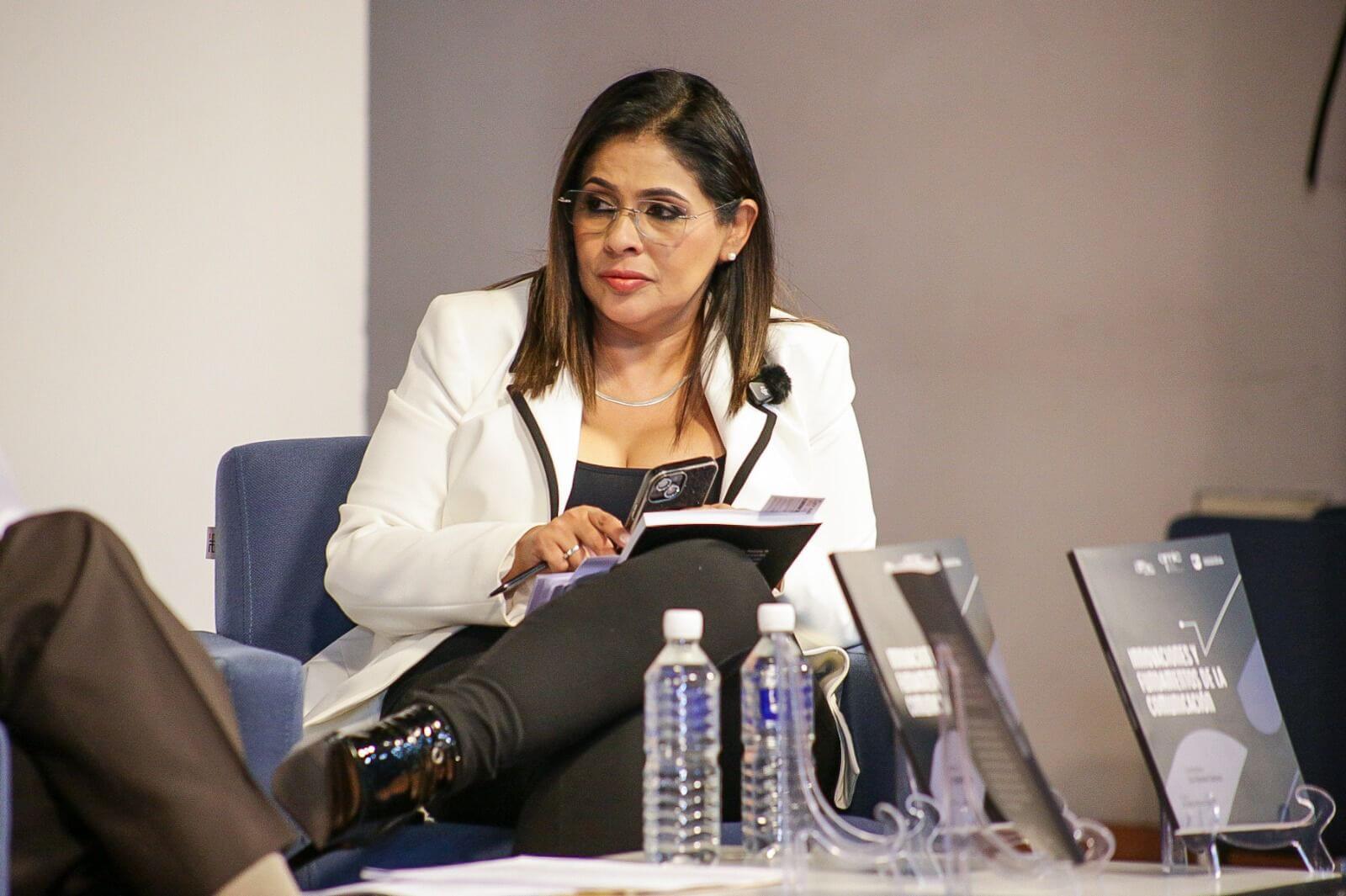 Especialista de la FCC-UASLP presenta libro Comunicación e Inteligencia Artificial