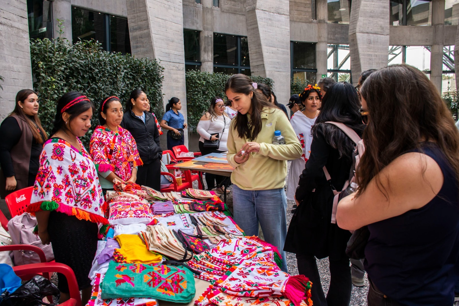 UASLP inaugura el Mercadito Trenzar para promover el arte y la cultura indígena en el Museo Universitario