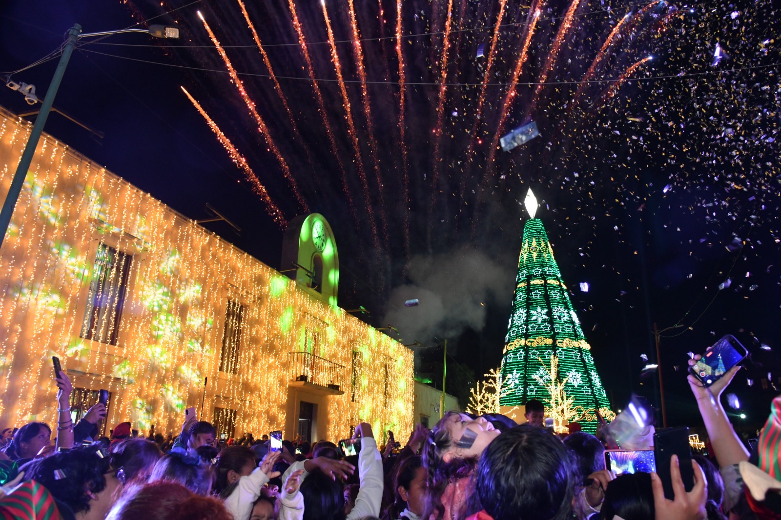 Juan Manuel Navarro enciende la magia y la alegría de la navidad en la plaza principal de soledad   