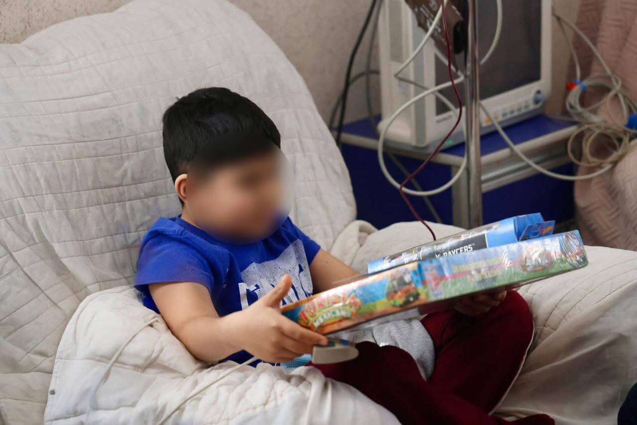 Niñas y niños del Hospital Central reciben juguetes
