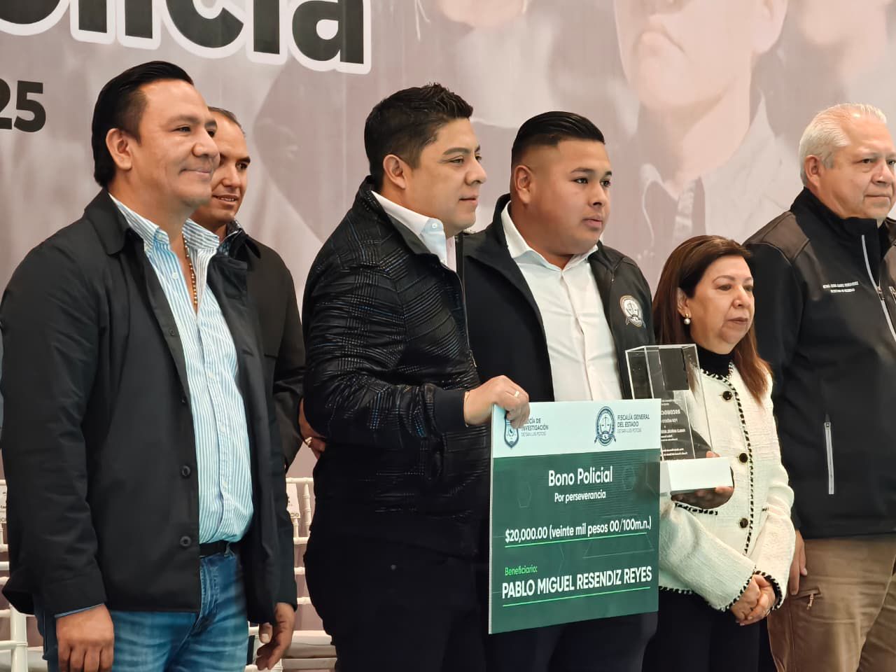 Ricardo Gallardo anuncia aumento salarial a policías en 2026