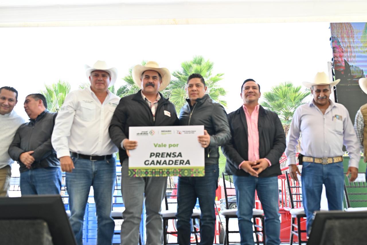 Ricardo Gallardo entrega maquinaria y apoyos a productores potosinos