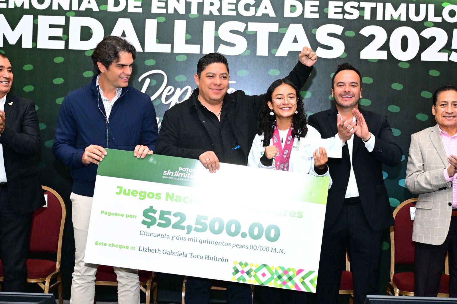 Ricardo Gallardo premia a medallistas potosinos