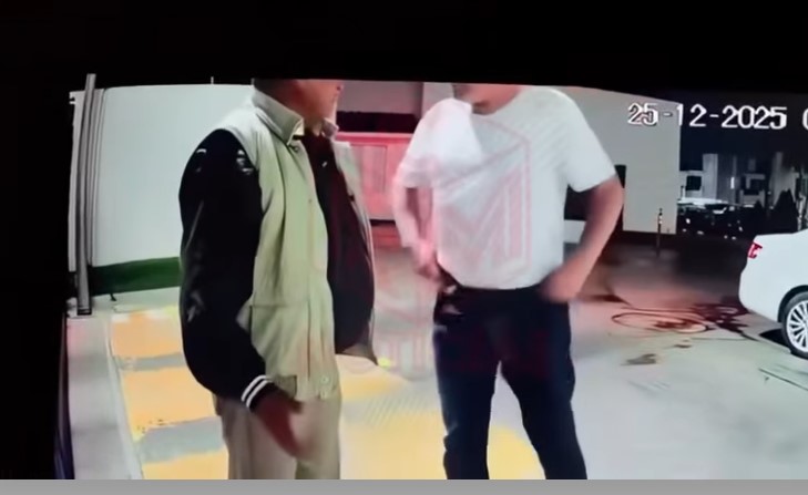 Violenta madrugada en Puerta de Piedra: sujeto agrede a guardia y detona arma de fuego Una violenta agresión se registró la madrugada del 25 de diciembre en el Coto 2 de Puerta de Piedra, donde un sujeto golpeó y amenazó con una pistola al guardia de seguridad, un adulto mayor, para después retirarse del lugar con total impunidad. Tras el ataque físico, el responsable detonó el arma de fuego en varias ocasiones, disparos que representaron un peligro real para los habitantes de las inmediaciones debido al riesgo de muerte o lesiones graves que implican los proyectiles al descender. Ante la gravedad de lo ocurrido, ya se interpuso la denuncia formal y elementos de la Guardia Civil Estatal se desplegaron en la zona para brindar protección y apoyo ante cualquier situación de riesgo. Actualmente, las autoridades competentes mantienen contacto directo con la víctima para dar seguimiento legal al caso y recabar la información necesaria para el deslinde de responsabilidades, mientras la comunidad exige que el hecho no quede impune y se restablezca la seguridad en el sector.