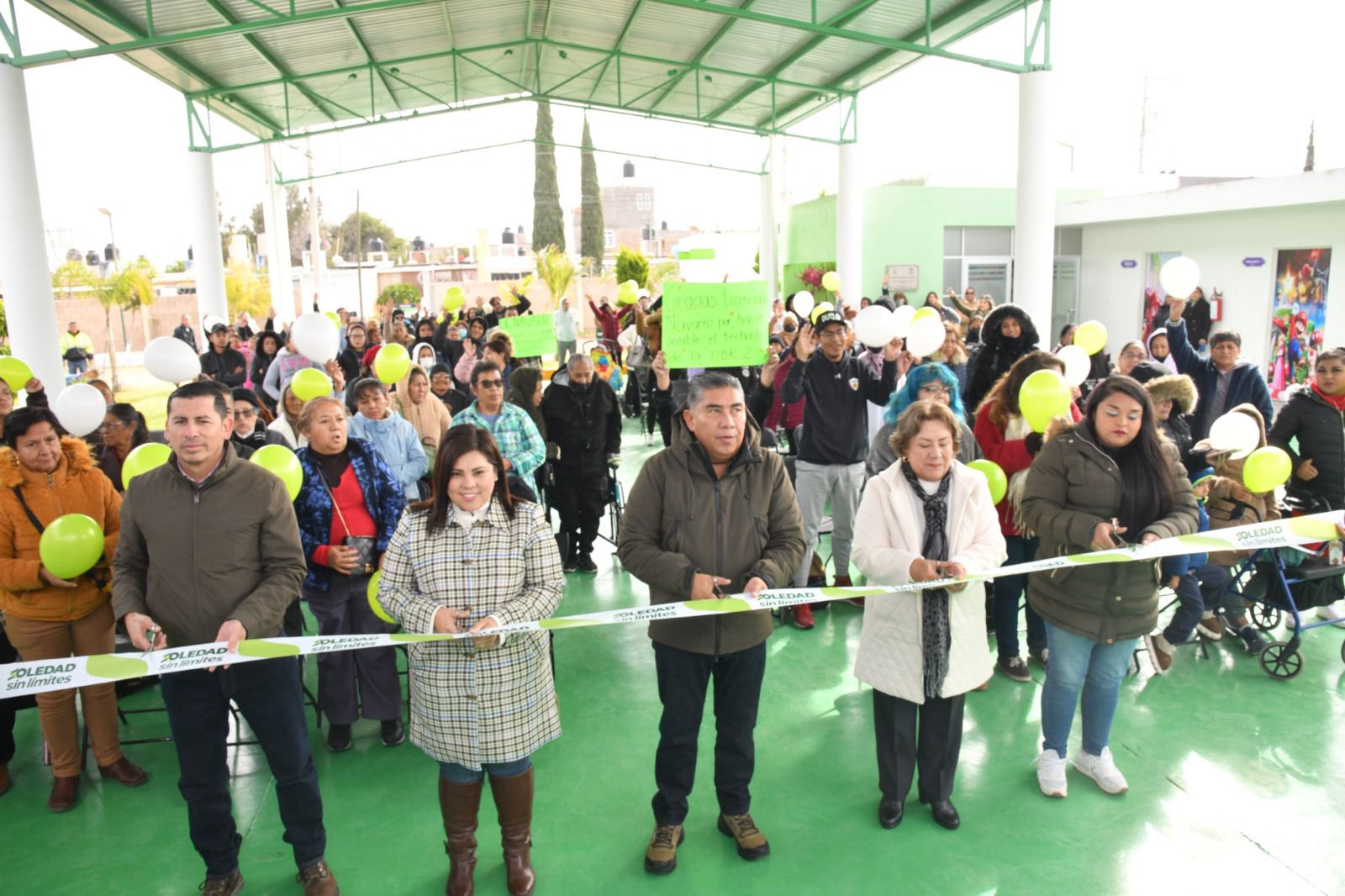 Alcalde Juan Manuel Navarro entrega techado metálico en unidad básica de rehabilitación II