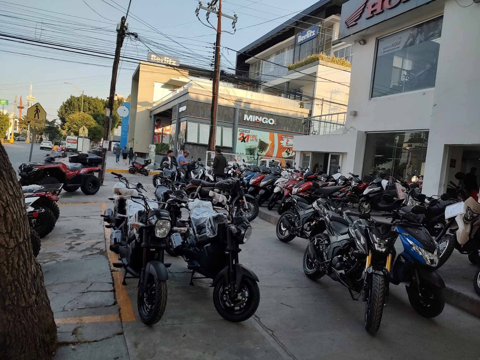 Denuncian invasión de banquetas en Honda de Carranza y Valentín Gama