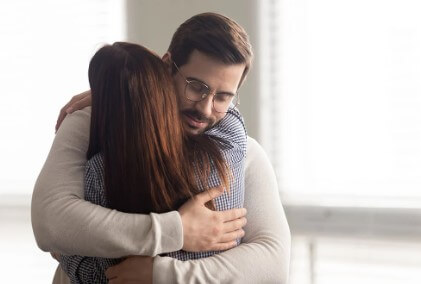 El calor humano es vital: la ciencia revela por qué necesitamos el contacto físico